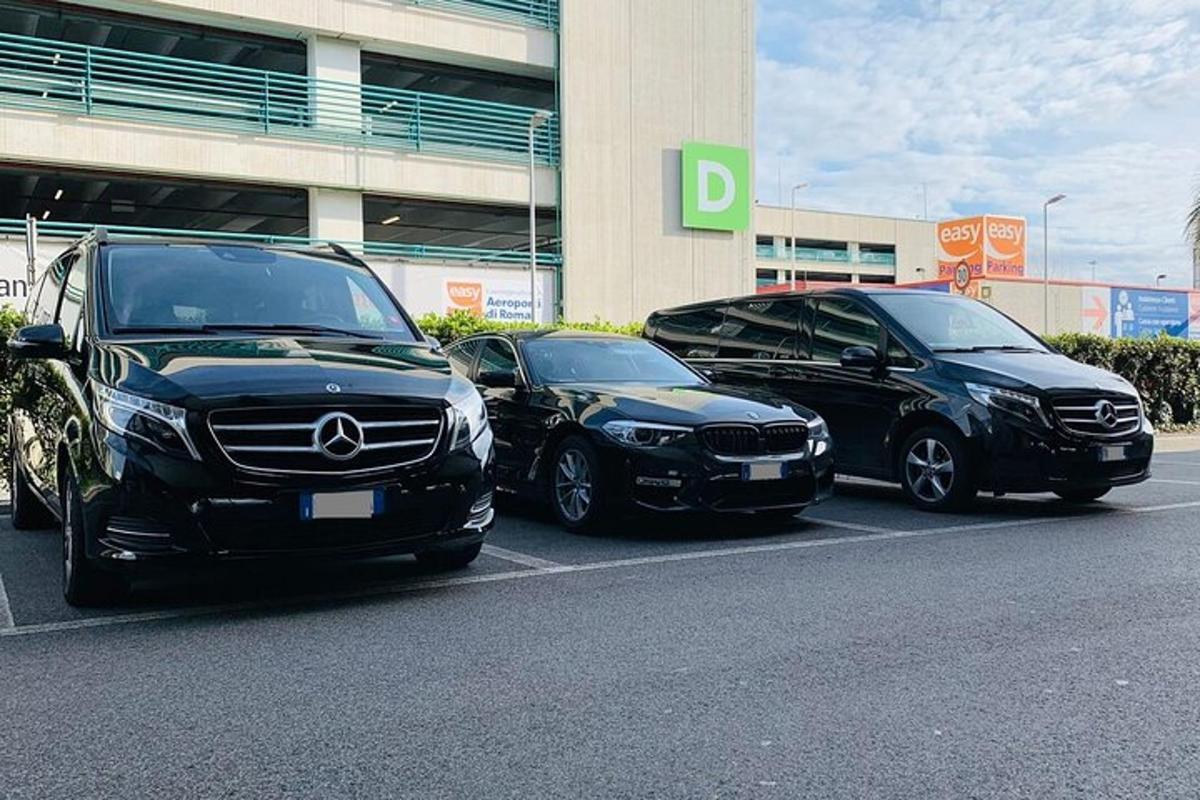 tři auta zaparkovaná na parkovišti před obchodem