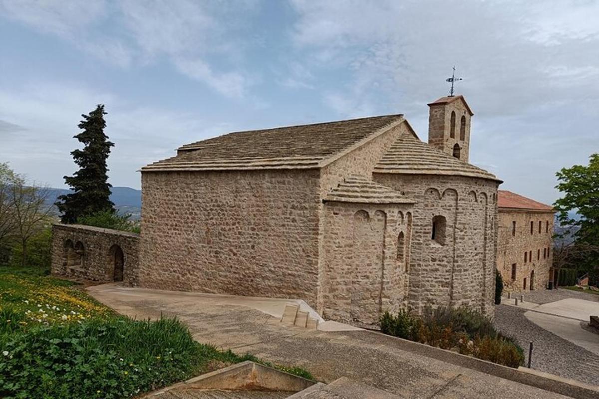 una vecchia chiesa in pietra con una croce in cima