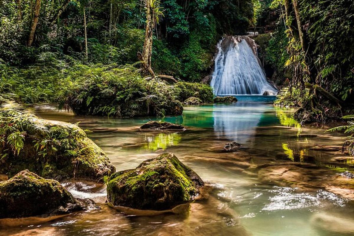 ein Wasserfall in der Mitte eines Flusses mit Felsen