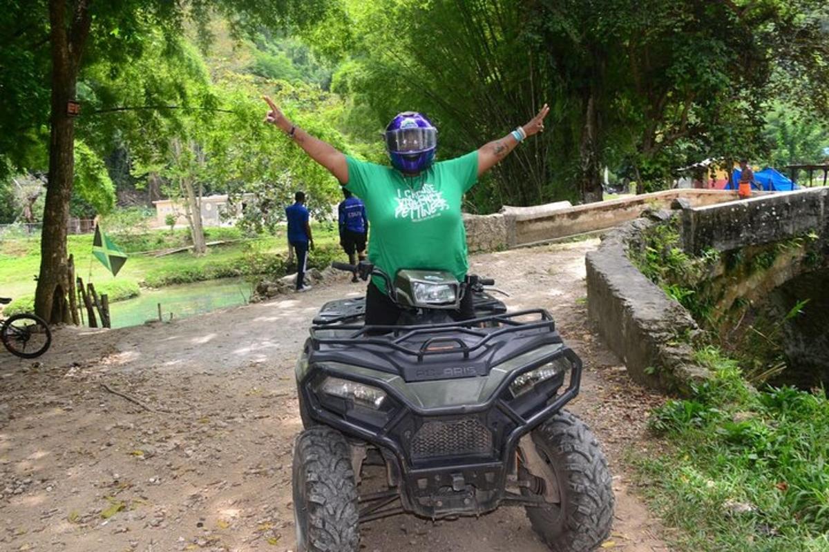 eine Person auf einem Quad auf einer unbefestigten Straße