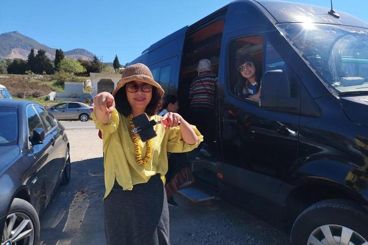 una donna che fa il pollice in su accanto a un furgone