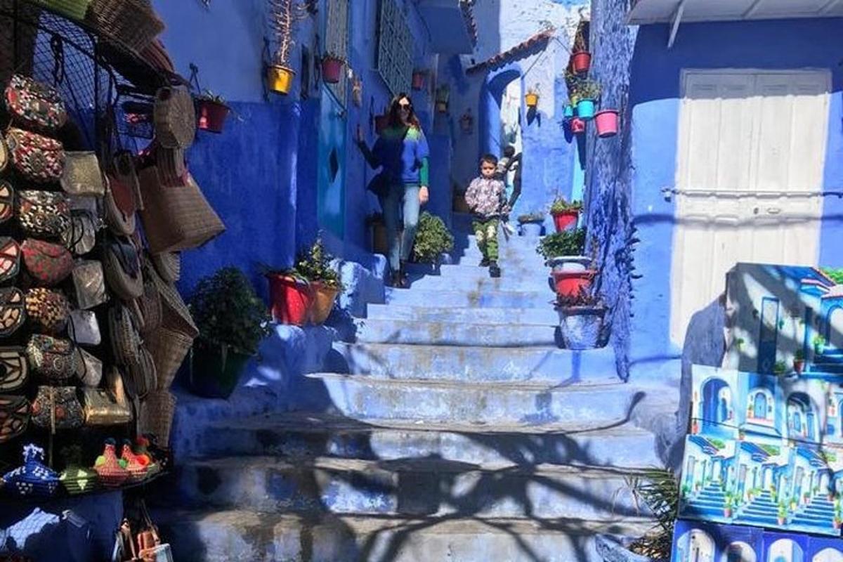 un dipinto di una scala in un edificio blu