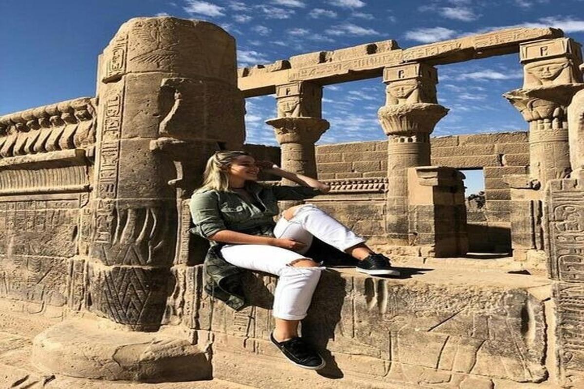 Egy nő ül egy templom oldalán