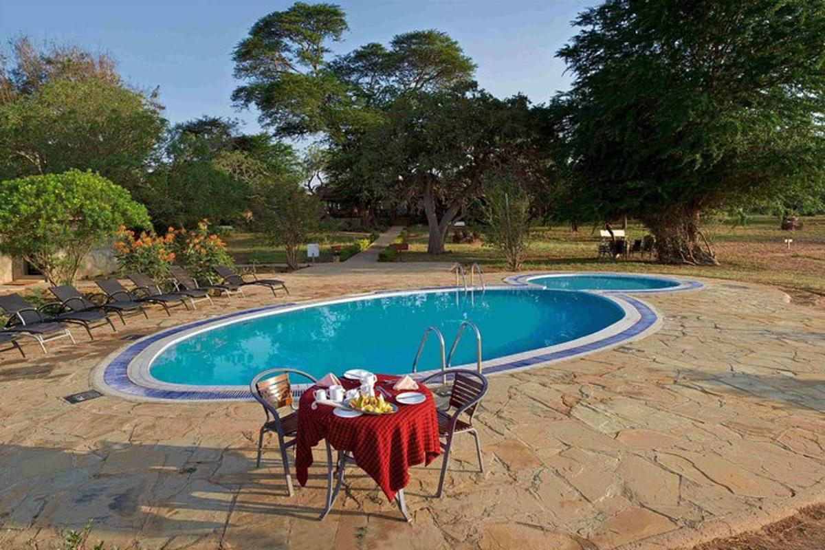 un tavolo e delle sedie accanto a una piscina