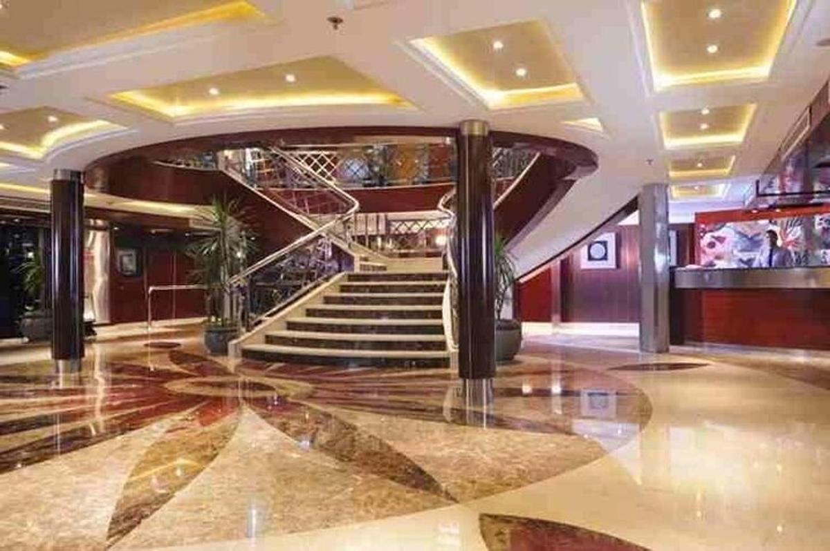 un atrio con una scala a chiocciola in un edificio