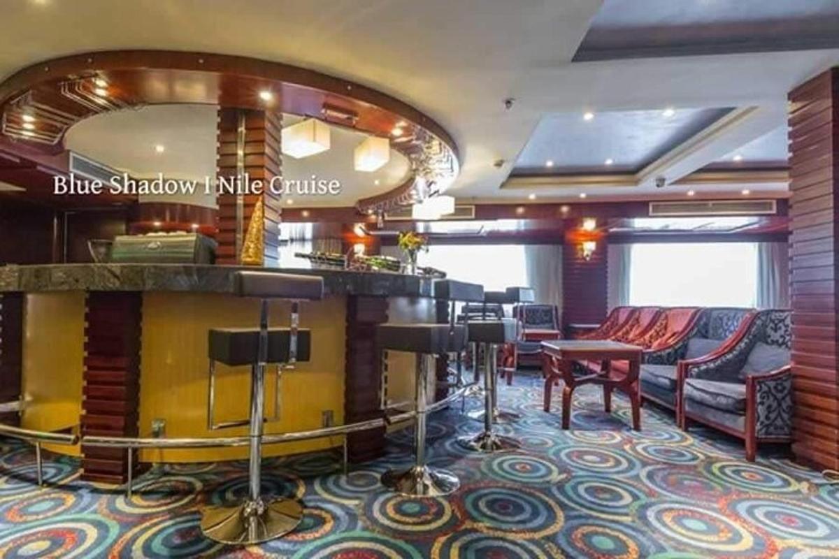 un bar su una nave da crociera con sedie e un tavolo