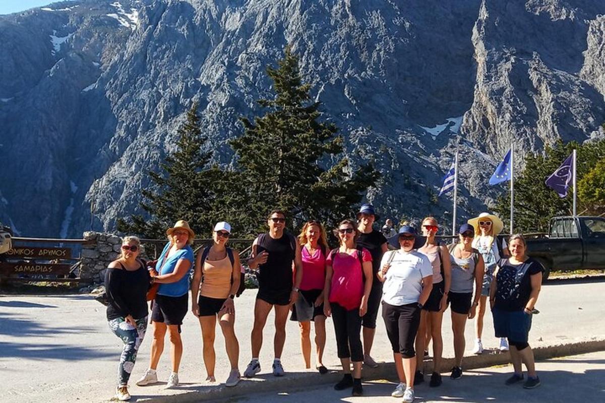 un gruppo di persone in posa per una foto davanti a una montagna
