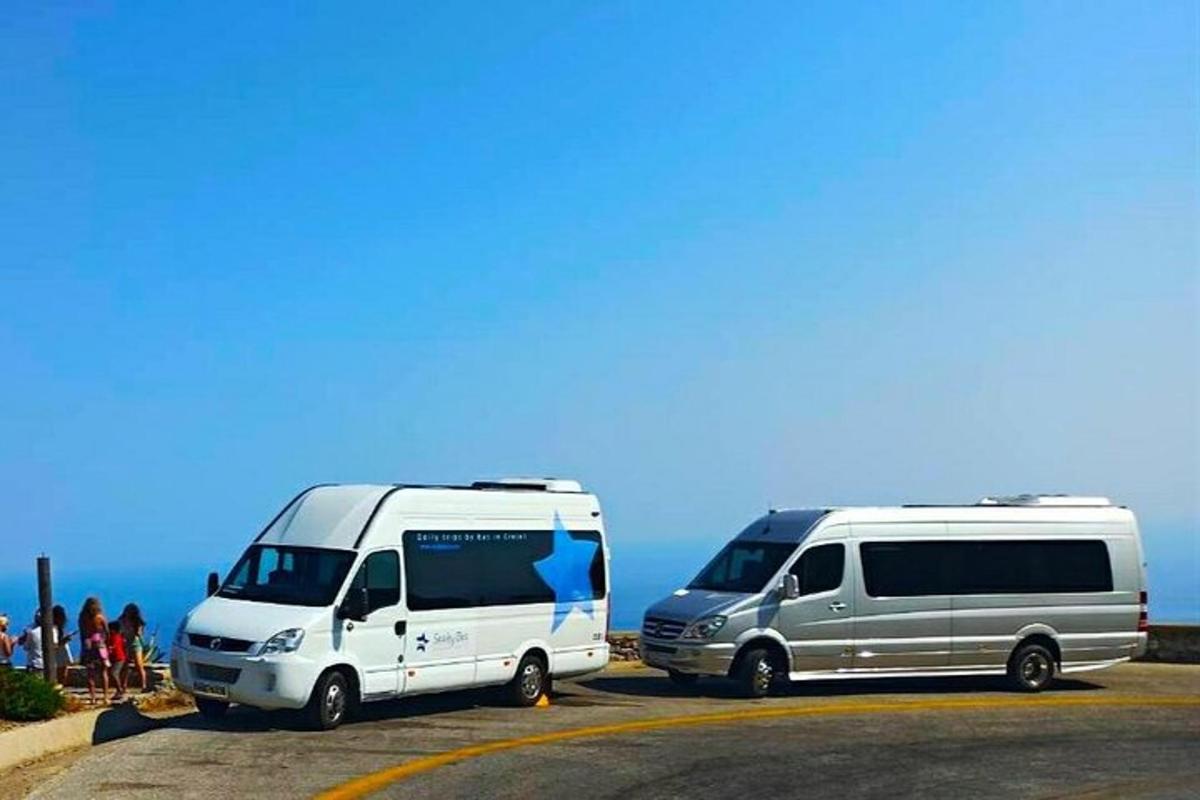 două dube parcate într-o parcare lângă ocean