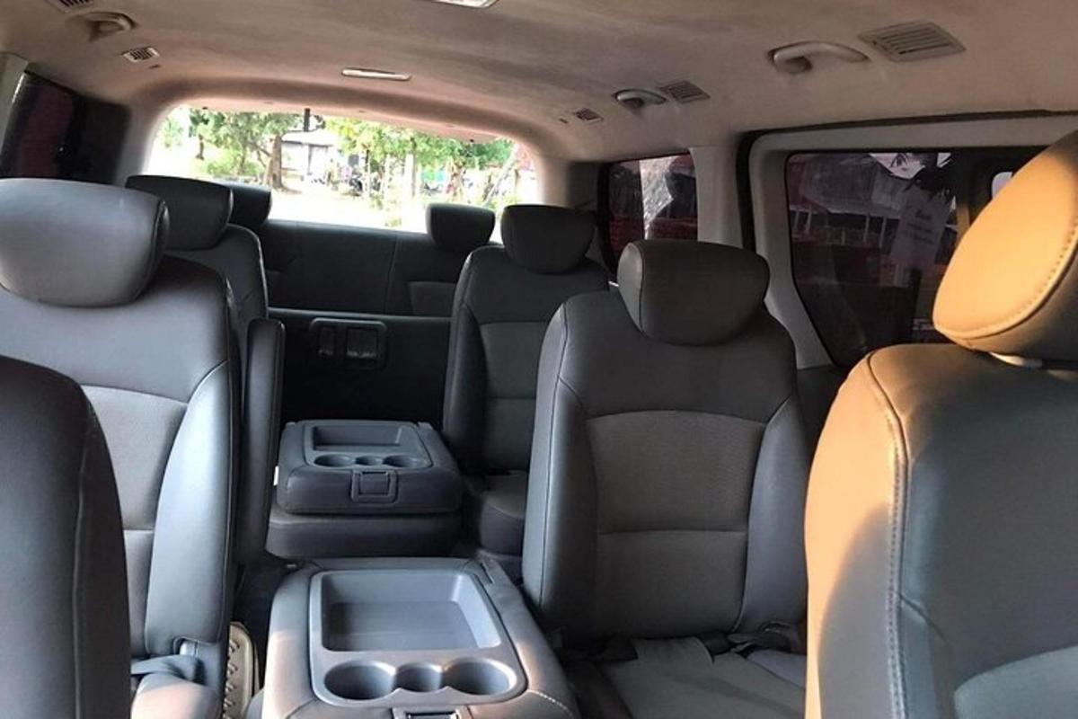 una vista dels seients posteriors d'una minivan