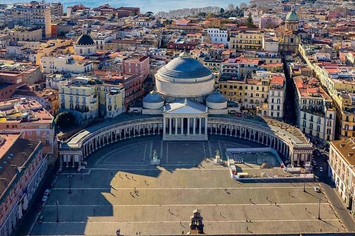 una vista aerea di un edificio in una città
