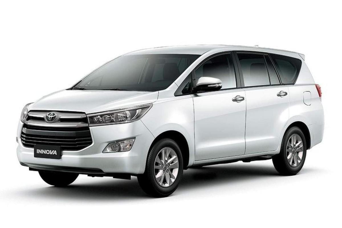 valge Toyota hübriidkaubik pargitud