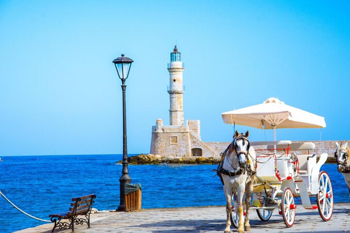 ένα άλογο που τραβάει μια άμαξα με έναν φάρο στο φόντο