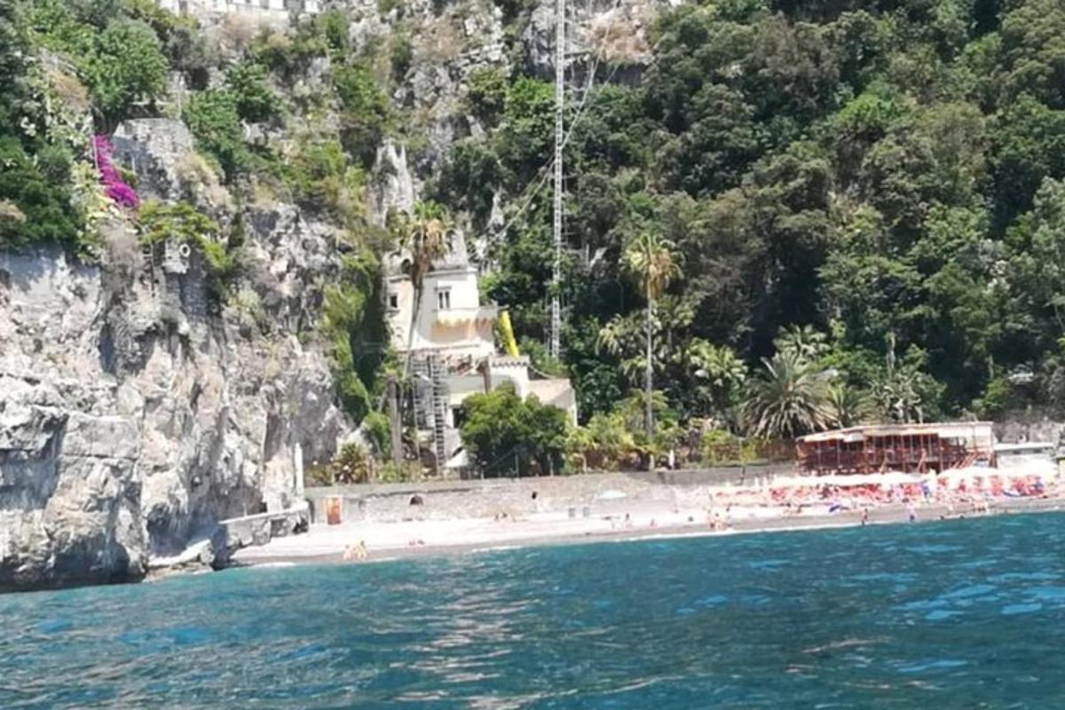 μια παραλία με πολύ κόσμο