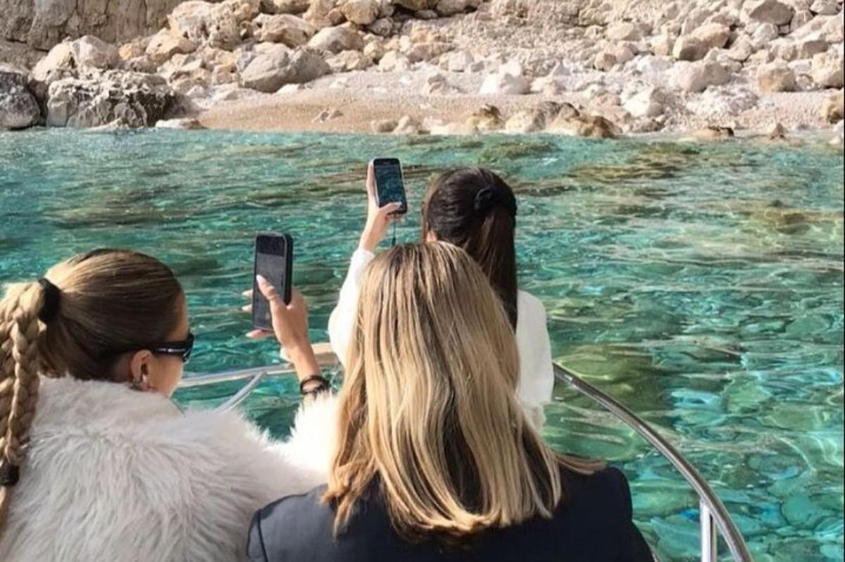 dve ženski fotografirata vodo na čolnu