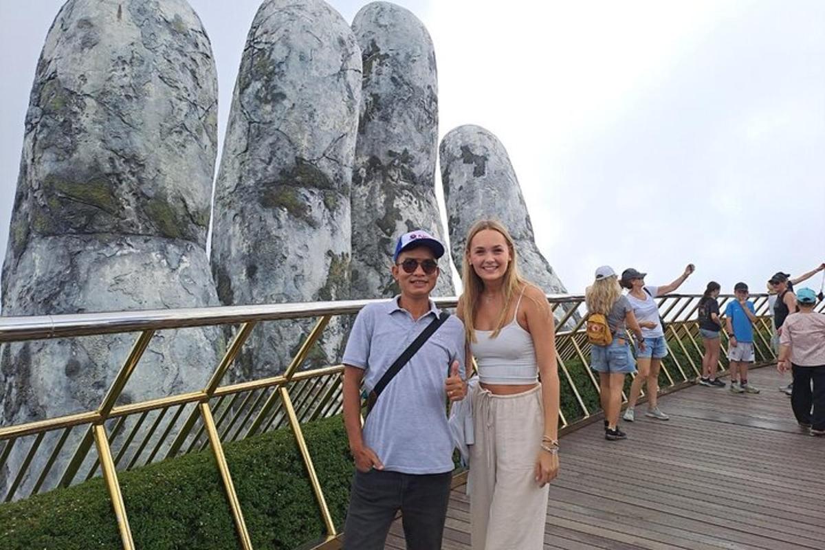 muž a žena stojící na promenádě před horou
