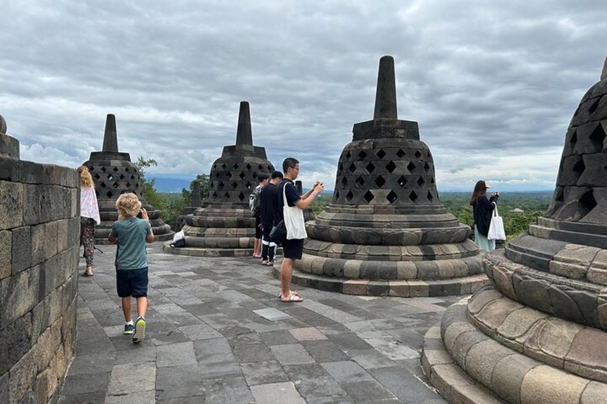 sekumpulan orang berdiri di hadapan monumen