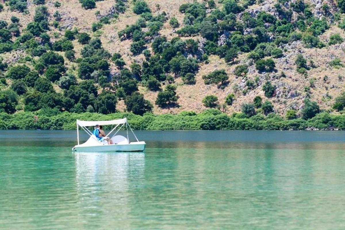 ένα άτομο που κάθεται σε μια βάρκα σε μια λίμνη