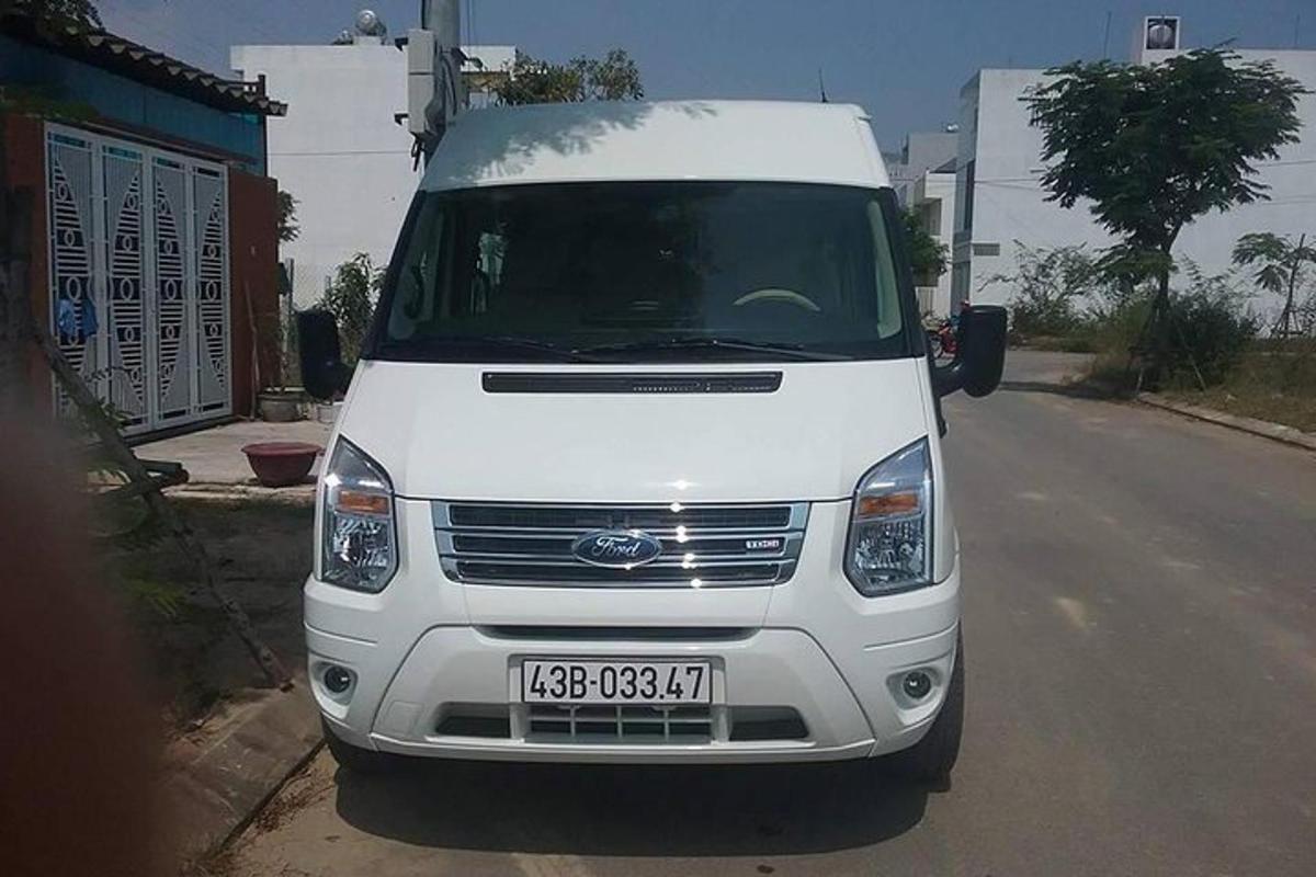 sebuah van putih diletakkan di tepi jalan