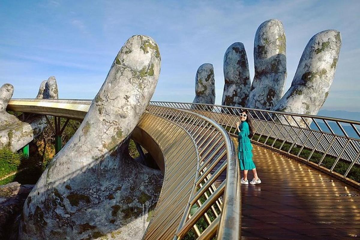 Una mujer parada en una pasarela con una mano gigante.