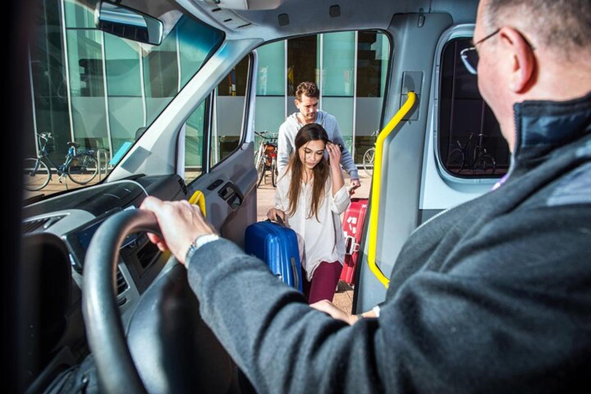 un homme conduisant un bus avec une femme avec des bagages