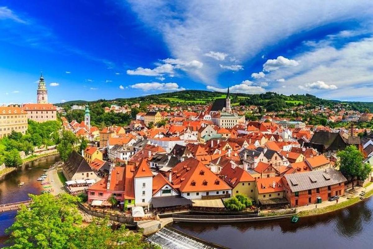 Letecký pohled na město s červenými střechami