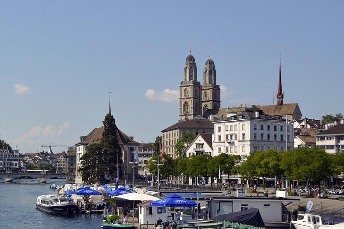 um grupo de barcos atracados em um porto com uma igreja