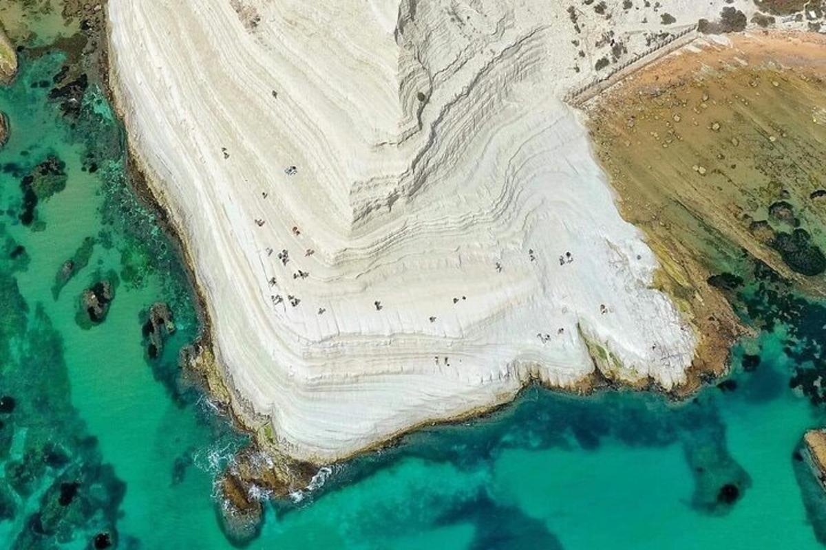 uma vista aérea de uma ilha no oceano