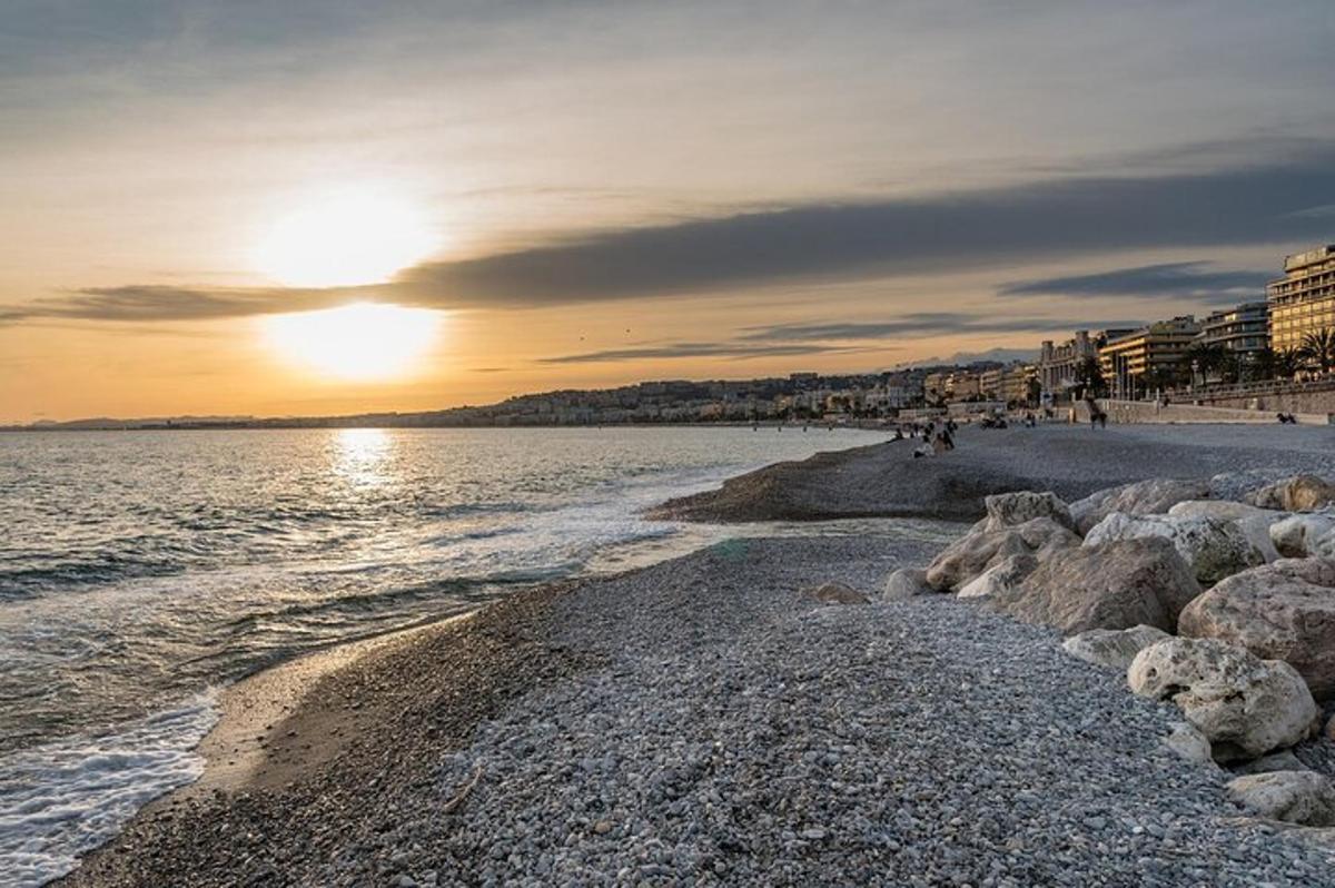 en strand med solnedgang over vannet
