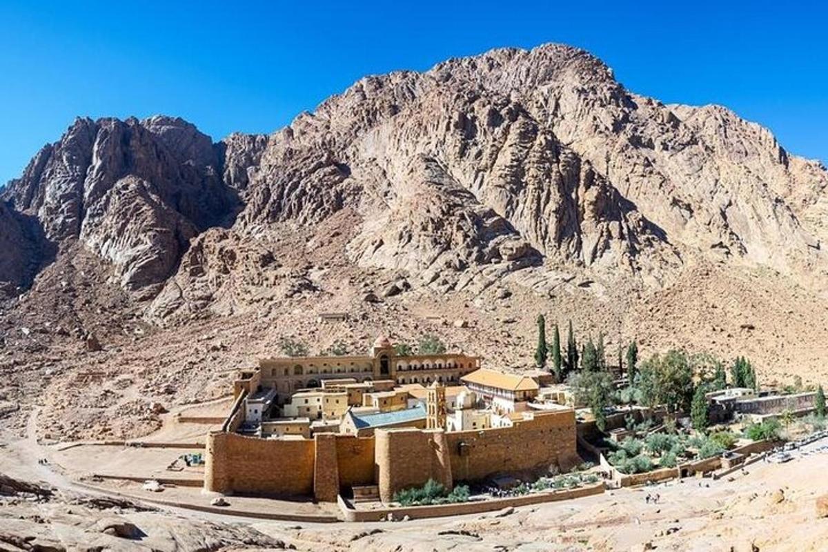 un edifici al mig d'una muntanya