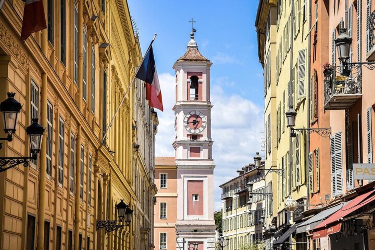 una torre dell'orologio in mezzo a una strada con edifici