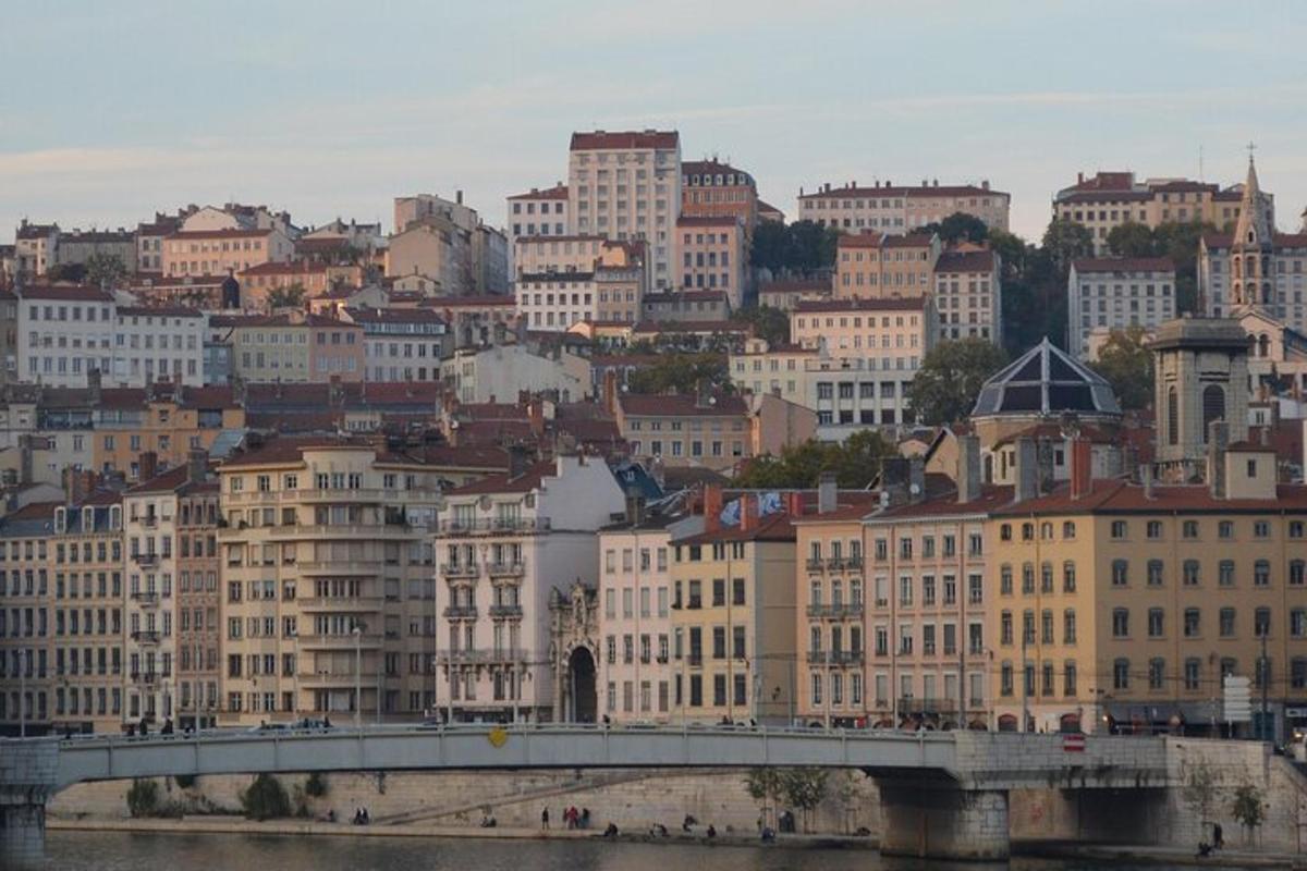 Una vista de una ciudad con un puente y edificios.