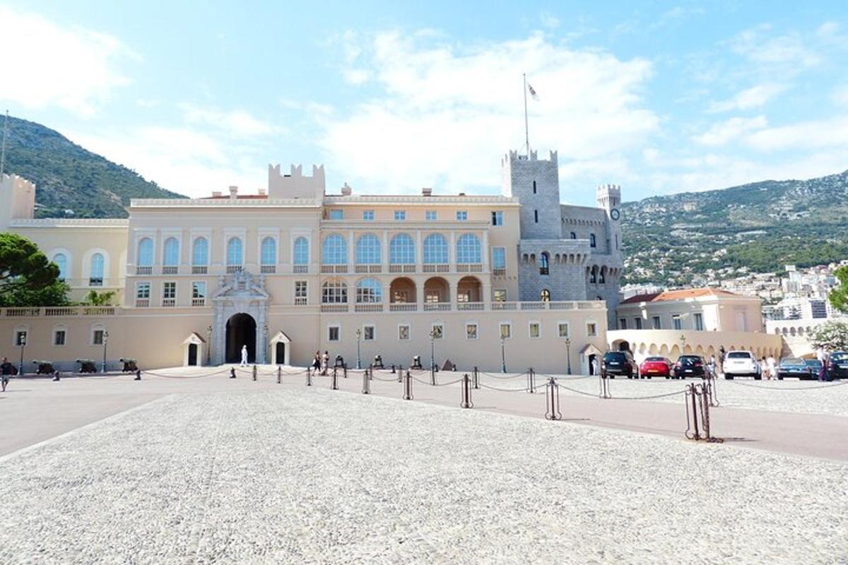 velika bela stavba z zastavo na vrhu