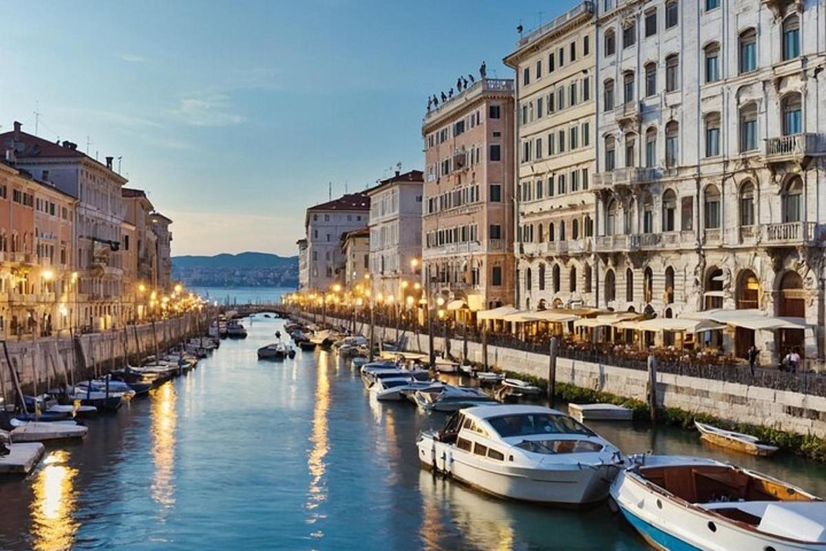 un gruppo di barche in un canale con edifici