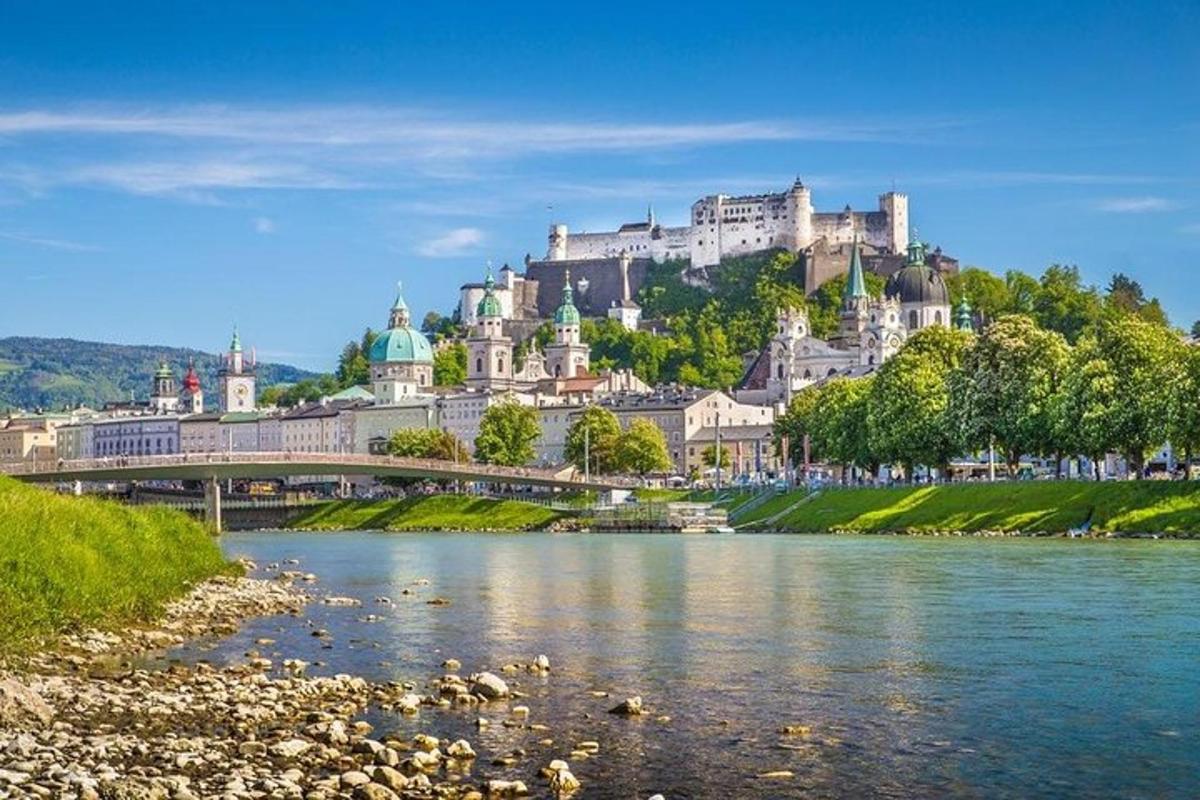 hrad na vrcholu kopce vedle řeky