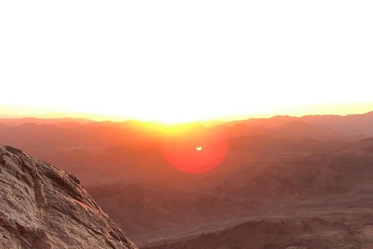 una vista del sole che tramonta su un canyon