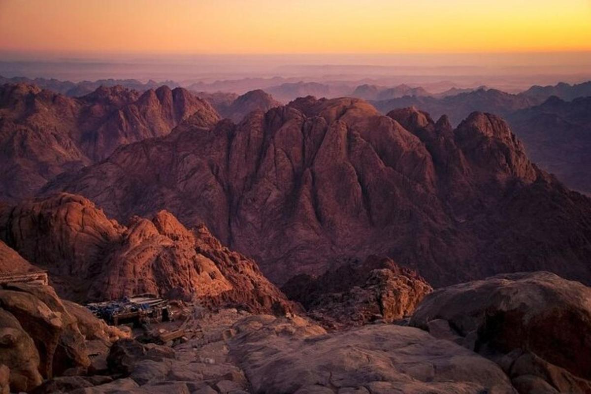 una vista des del cim d'una muntanya a la posta de sol