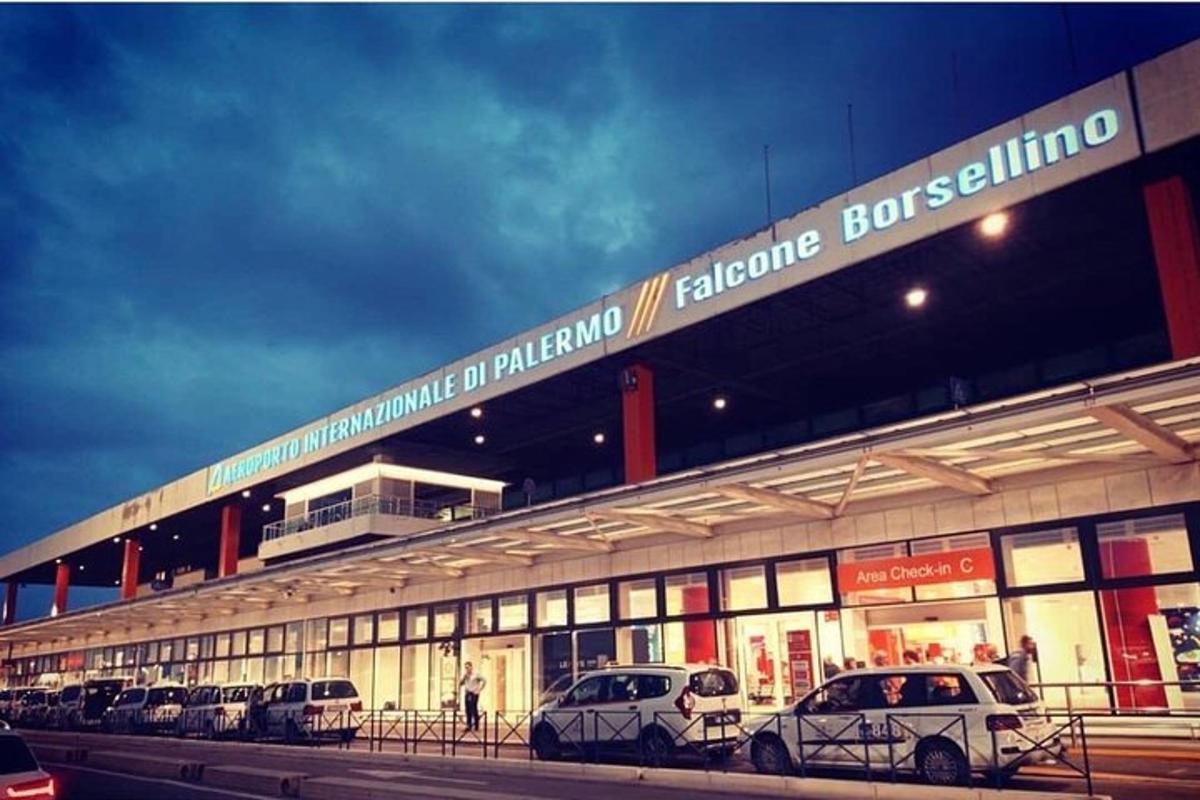 un edificio con auto parcheggiate di fronte