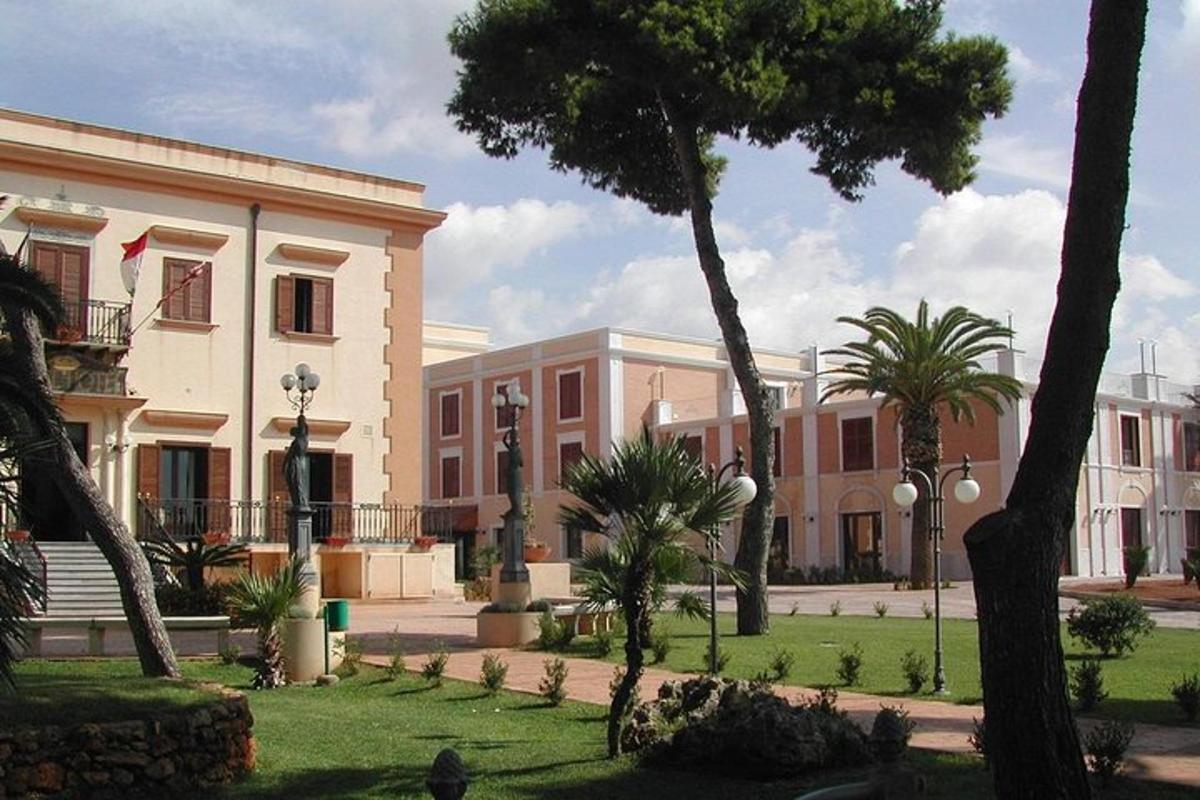 un grande edificio con palme di fronte