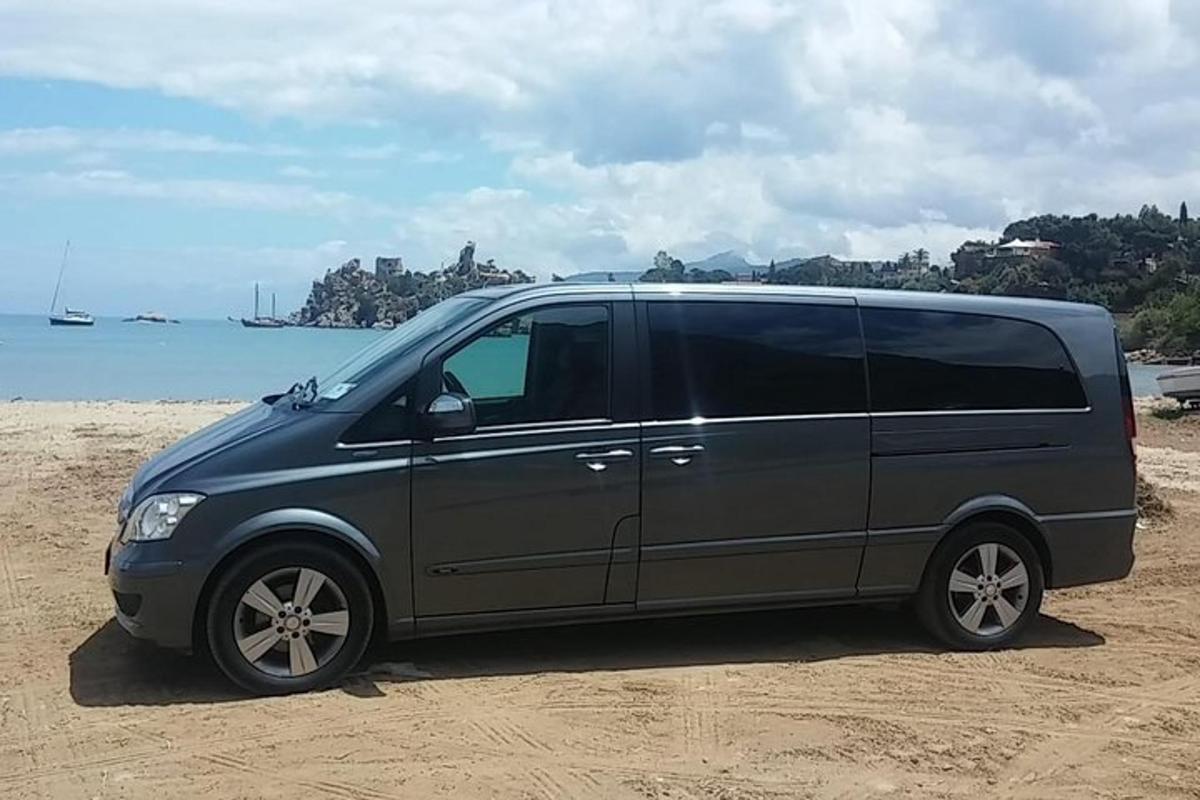 un furgone parcheggiato sulla spiaggia vicino all'acqua
