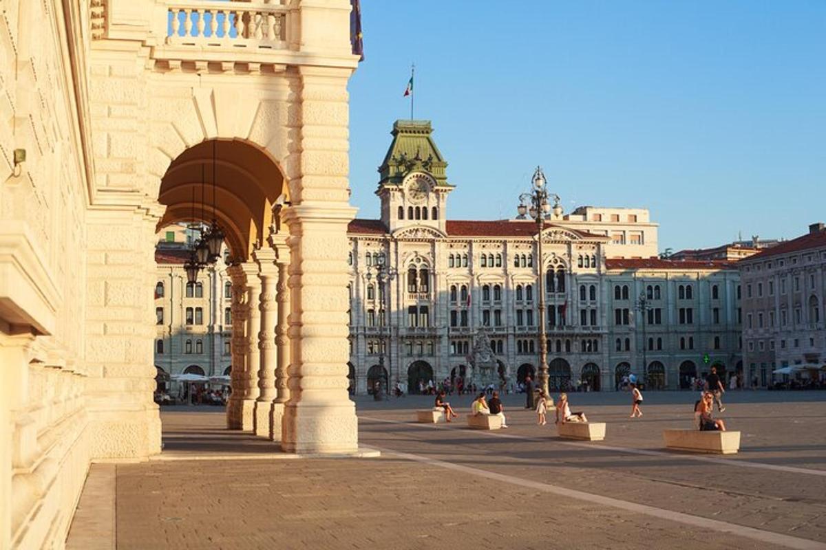 velká budova s hodinovou věží ve městě