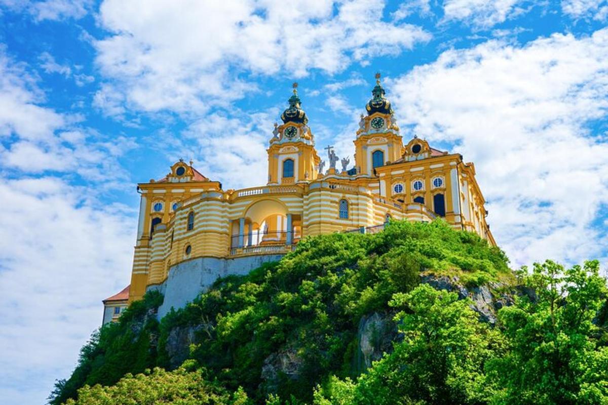 un edificio giallo in cima a una montagna