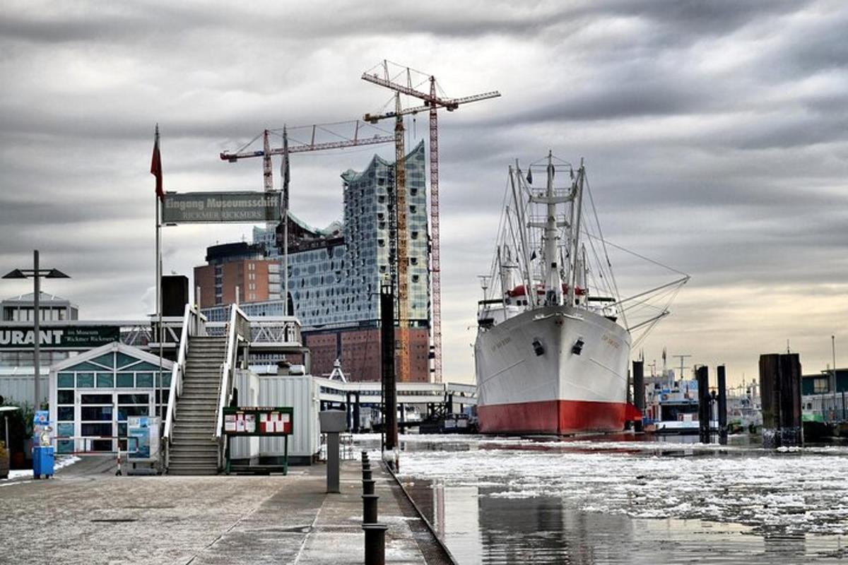 un gran vaixell està atracat en un port