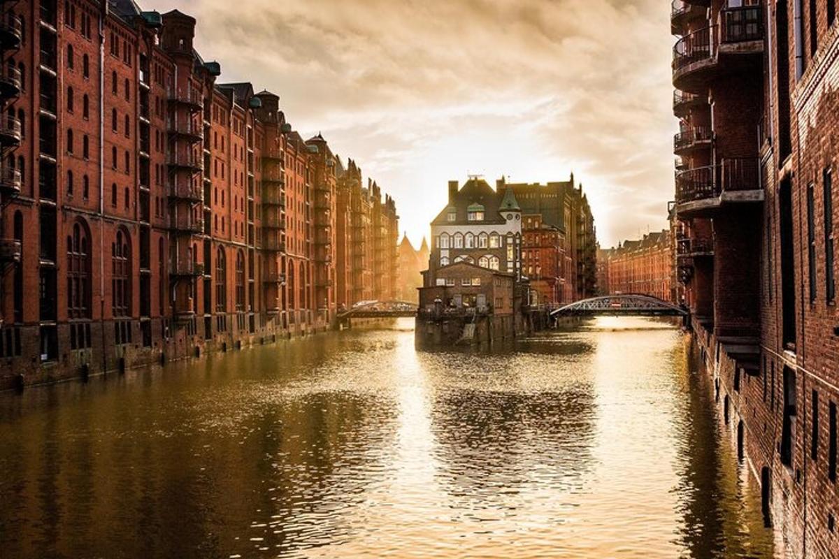 un riu en una ciutat amb edificis i un pont