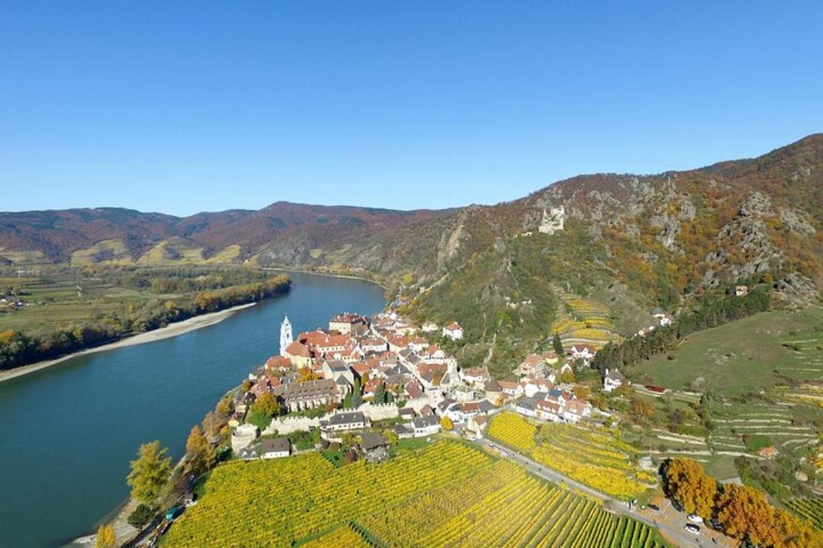 eine Luftaufnahme einer Stadt neben einem Fluss