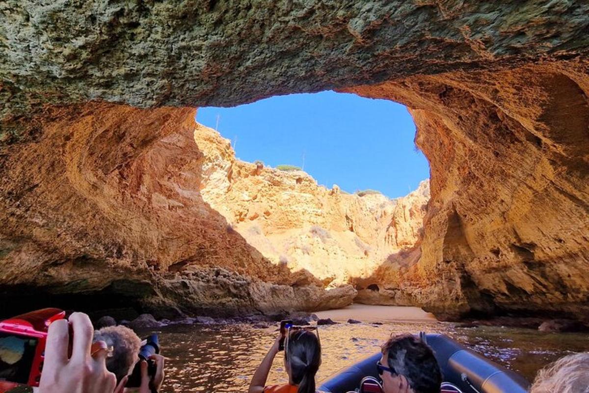 un gruppo di persone in piedi nell'acqua in una grotta