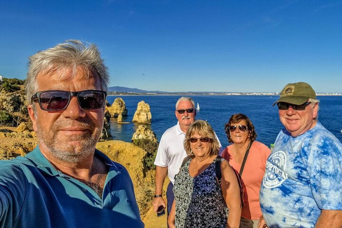 um grupo de pessoas em pé em frente ao oceano