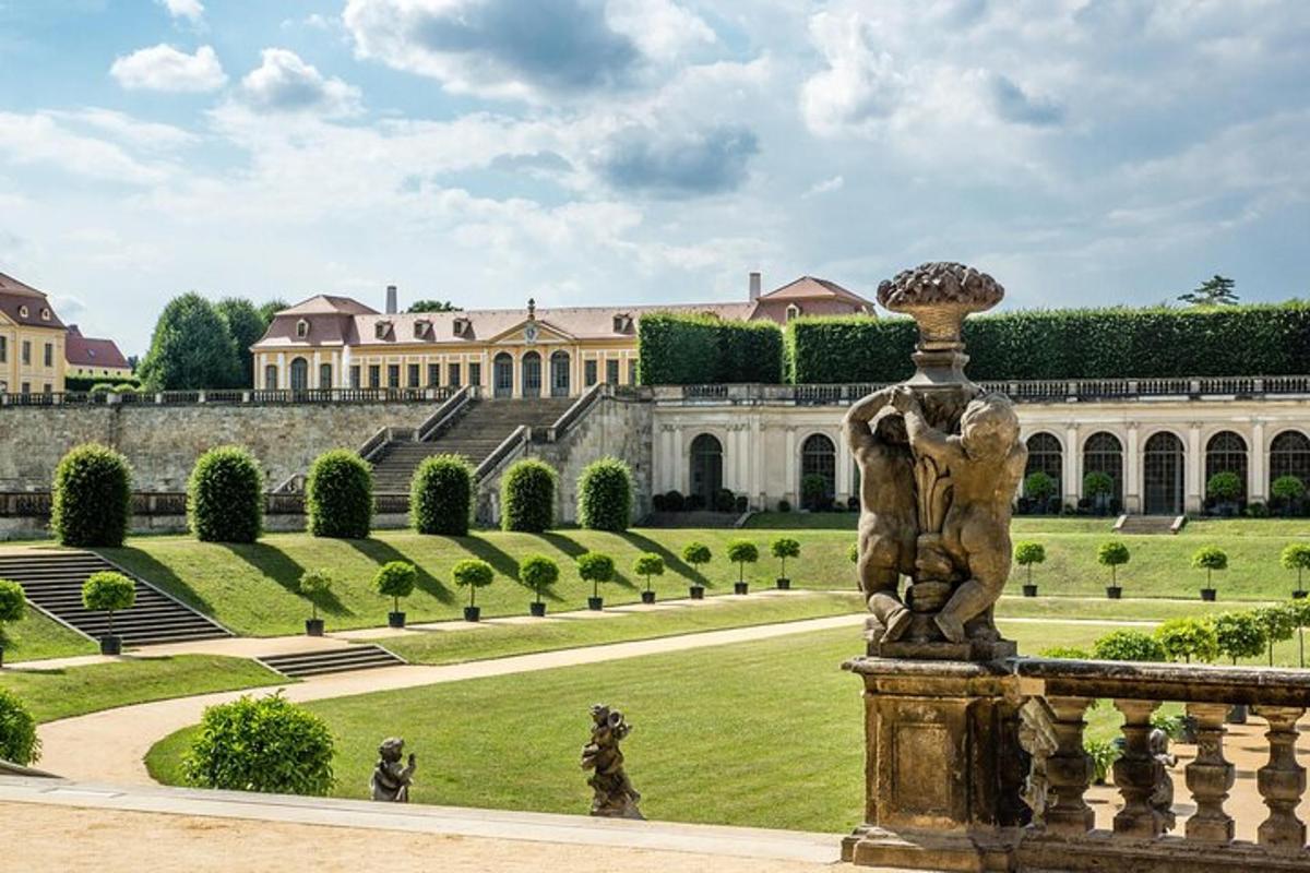 una statua davanti a un edificio con giardino