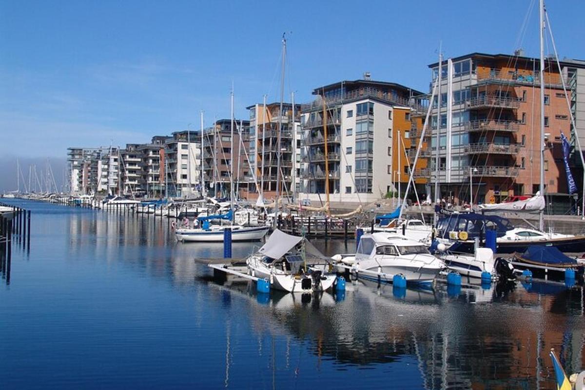 un groupe de bateaux amarrés dans une marina avec des bâtiments