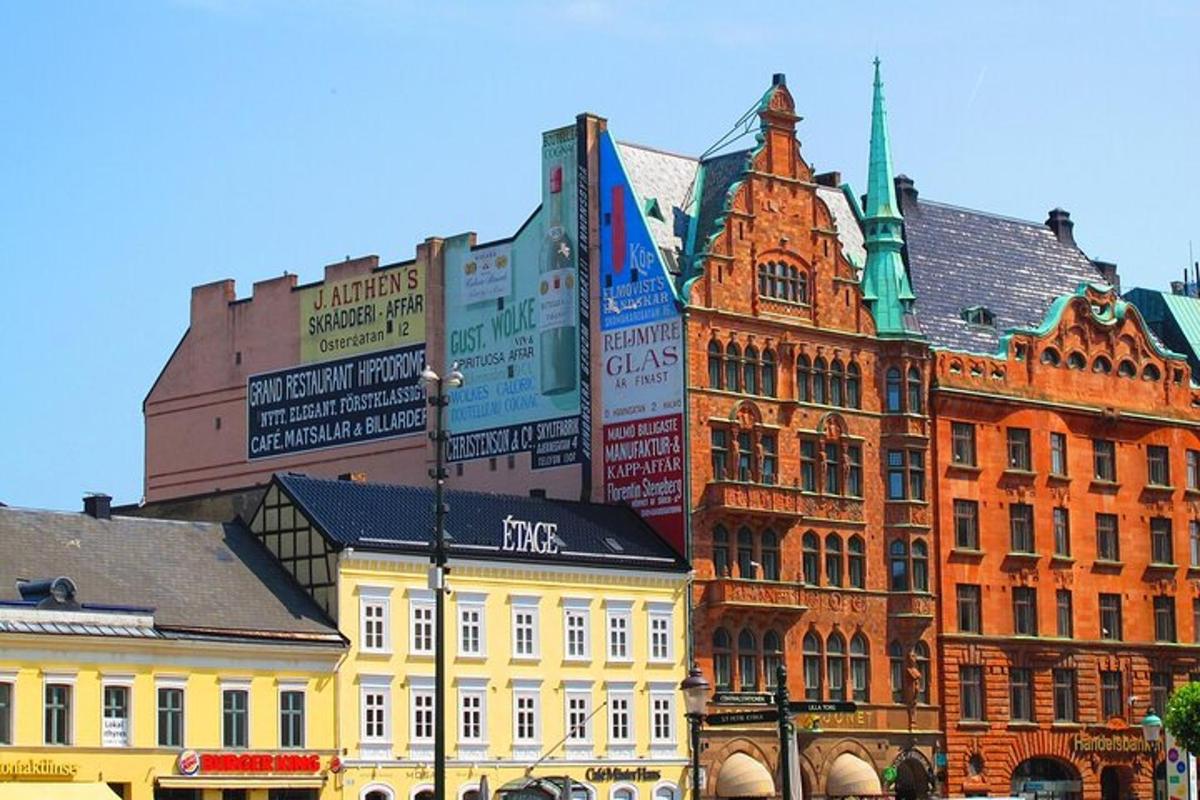 grupa budynków z tabliczkami z nazwami ulic