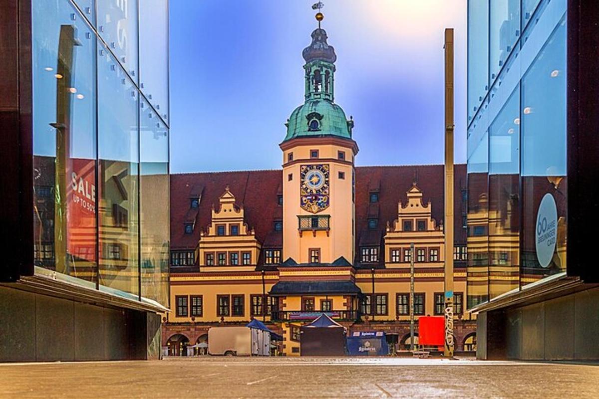 un gran edifici amb una torre del rellotge al davant
